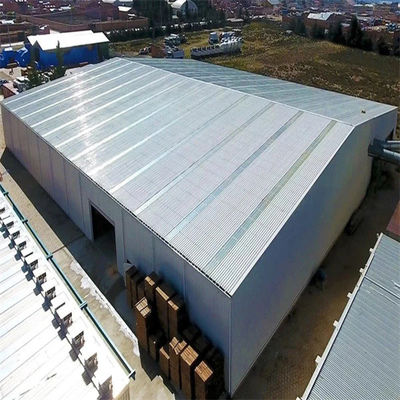 Hot Rolled Prefab Steel Warehouse untuk atap miring dengan kapasitas beban yang kuat