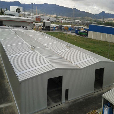 Hot Rolled Prefab Steel Warehouse untuk atap miring dengan kapasitas beban yang kuat