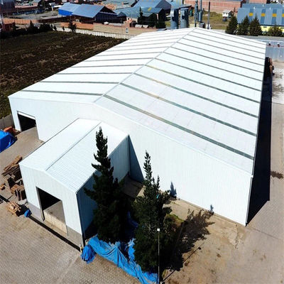 Hot Rolled Prefab Steel Warehouse untuk atap miring dengan kapasitas beban yang kuat
