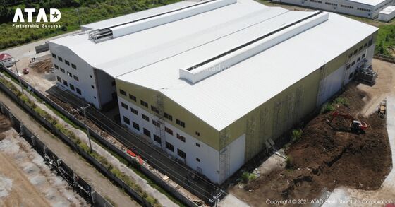 Gedung kantor struktur baja pracetak besar dengan atap pelana dan fondasi beton