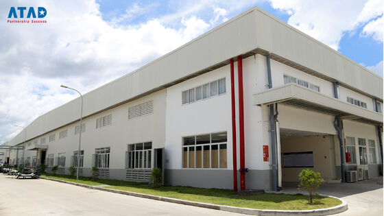 Gedung kantor struktur baja pracetak besar dengan atap pelana dan fondasi beton