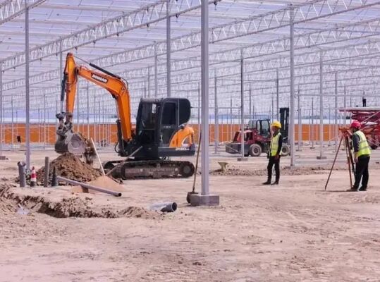 Rumah kaca dengan film polietilen berpanjangan untuk menanam bunga berkualitas tinggi